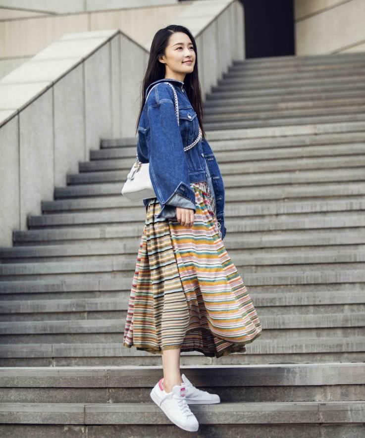 李沁为凹造型也是够拼的，穿上“百家裙”就亮相，效果意外的好看