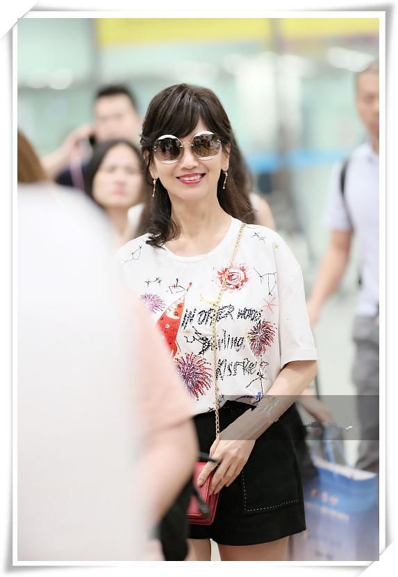 当59岁陈美琪和63赵雅芝同现机场，才知道保养与不保养差距有多大