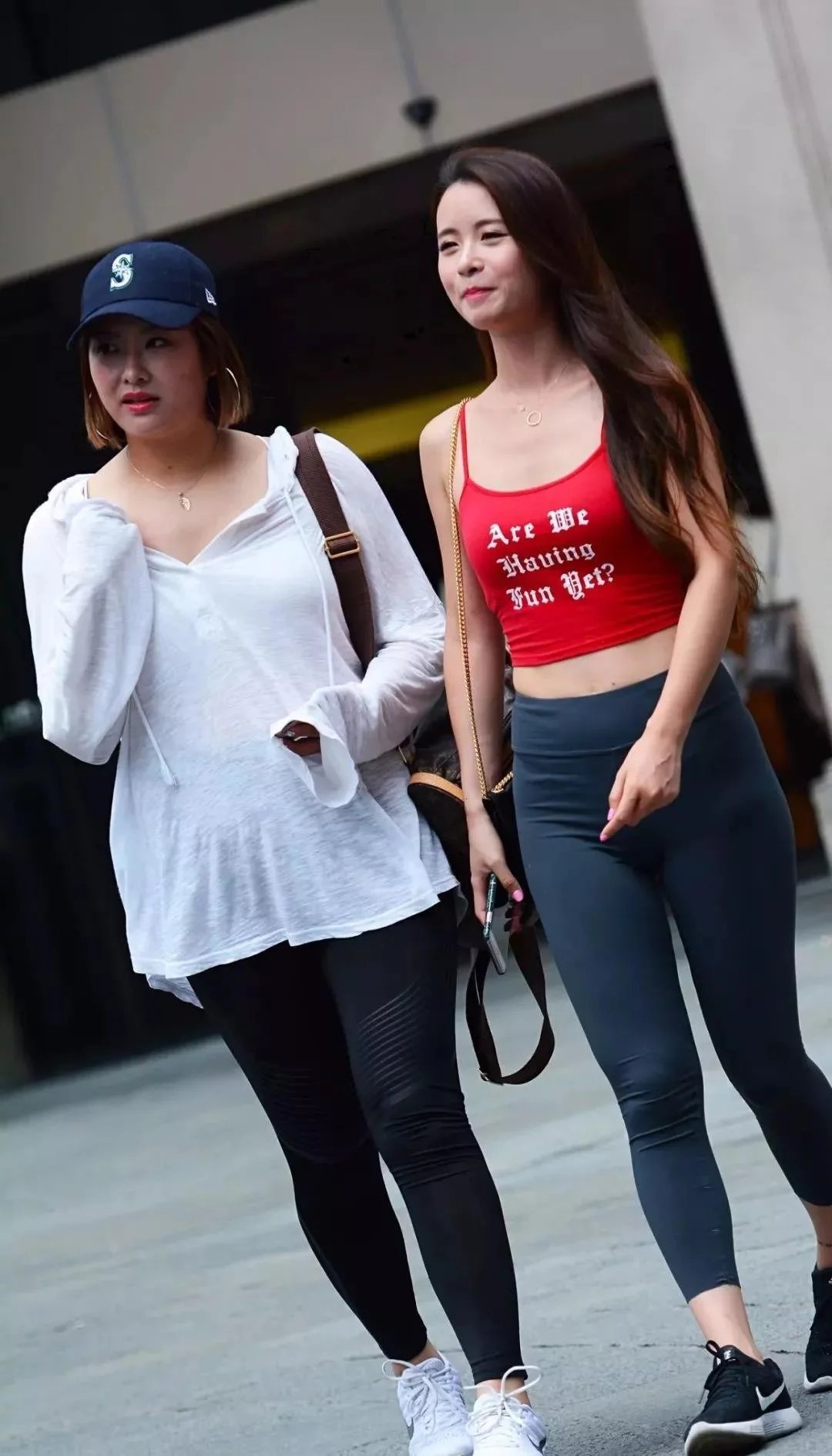 酷感小姐姐紧身运动裤裹出肥硕臀线，背后刺青霸气性感，妩媚的风