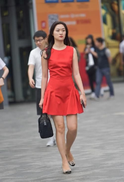  『美女』美女街拍：时尚辣妈一袭“小辣椒”裙装打扮，清新好看！