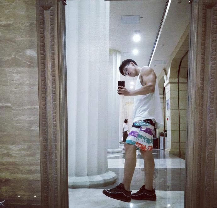 爱健身的大长腿，拥有一张明星脸，胸肌腹肌人鱼线全都有