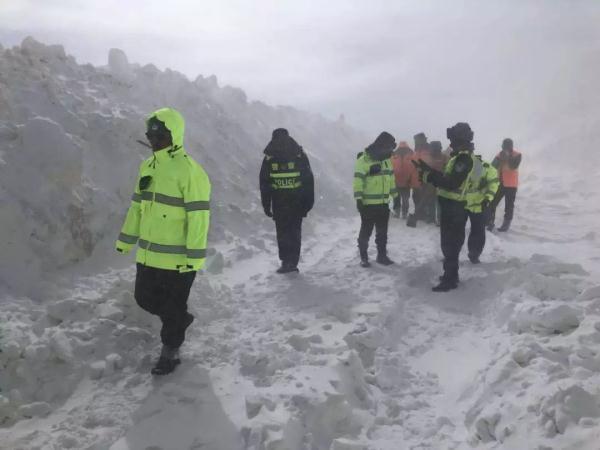 如同科幻大片！玛多境内高速公路积雪最深处达8米 汽车艰难通行