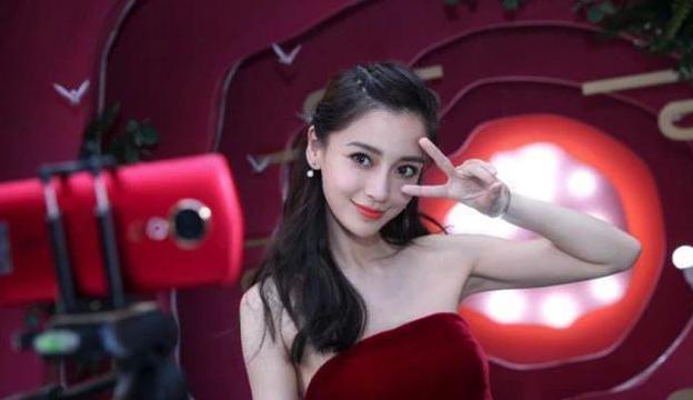 21岁关晓彤和29岁baby同时撞衫，网友：装萌和真萌一目了然