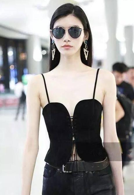 以为奚梦瑶穿吊带衣很美了，可看到卡戴珊，瘦子和丰腴的差距真大