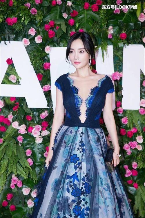 李小璐真敢穿，深V裙惊艳全场，网友：身材没料好尴尬