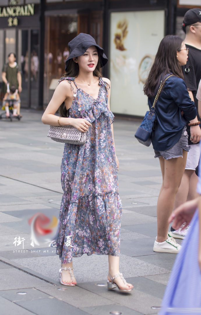 街拍重庆:夏日越简单的穿衣搭配，越能穿出穿出时尚感!