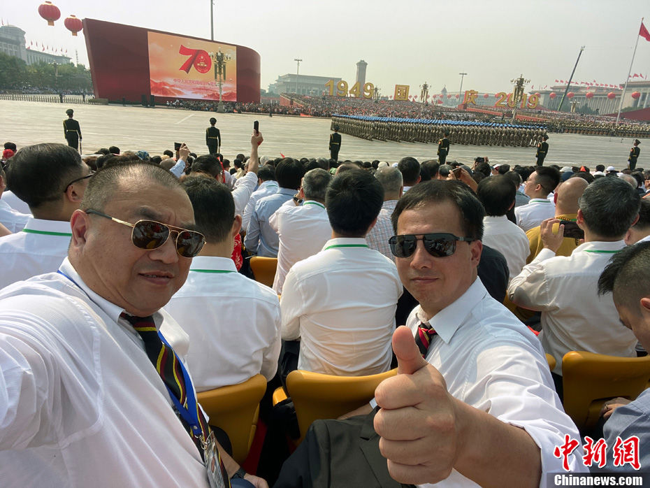  「sir」刘sir和同事“打卡”观礼现场