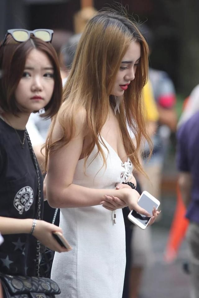靓丽街拍：苗条白色长裙美女，低开领风光无限，这回头率可真高
