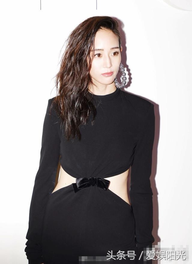 孟美岐首次亮相纽约时装周，豹纹西装十分干练，却被大粗眉毁了！