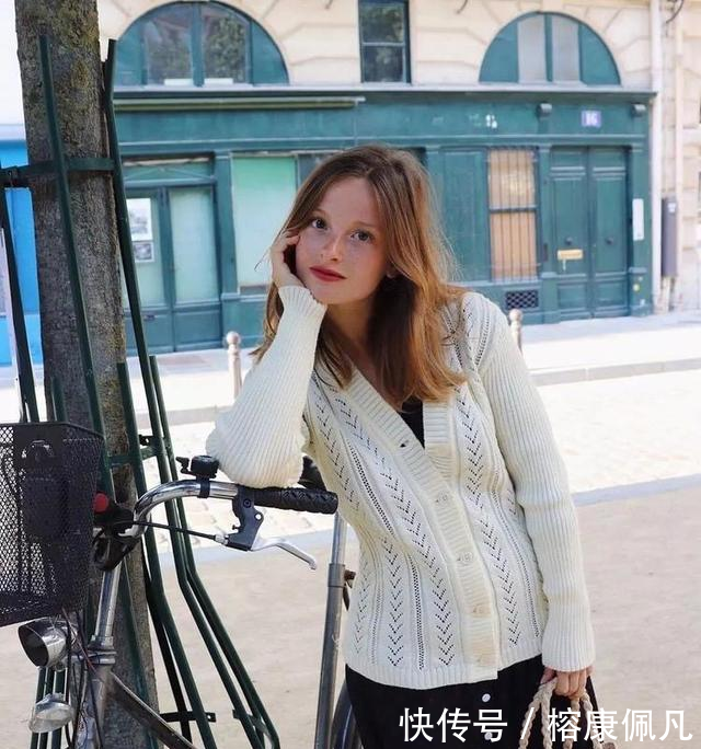  「时尚圈」卫衣完全“失宠”了，今年流行“奶奶衫”，又甜又美潮人都抢着穿