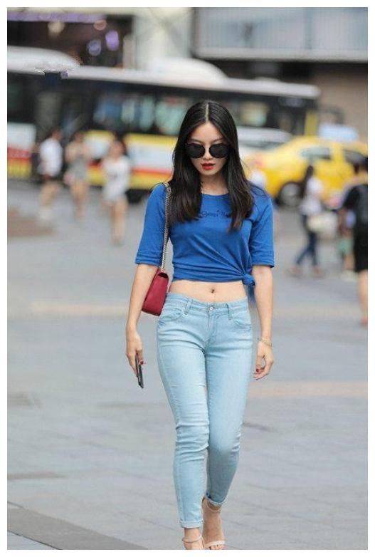 街拍：美女看上去非常的清爽，轻松穿出甜美的休闲风充满女人味