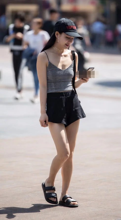 小姐姐穿着宽松的短裤，为什么总感觉少穿点什么