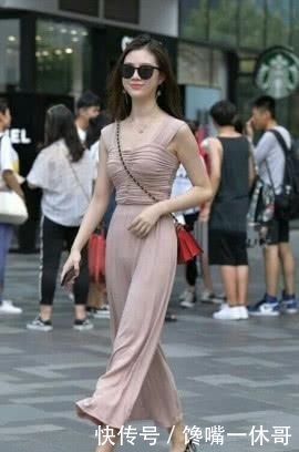 粉色：墨镜遮目的高挑女神，“藕粉色连体裤”搭配“袜子鞋”，清新亮眼