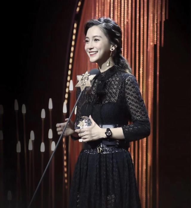 『连衣裙』baby颜值高就是任性,一袭黑色连衣裙优雅性感,女神范十足