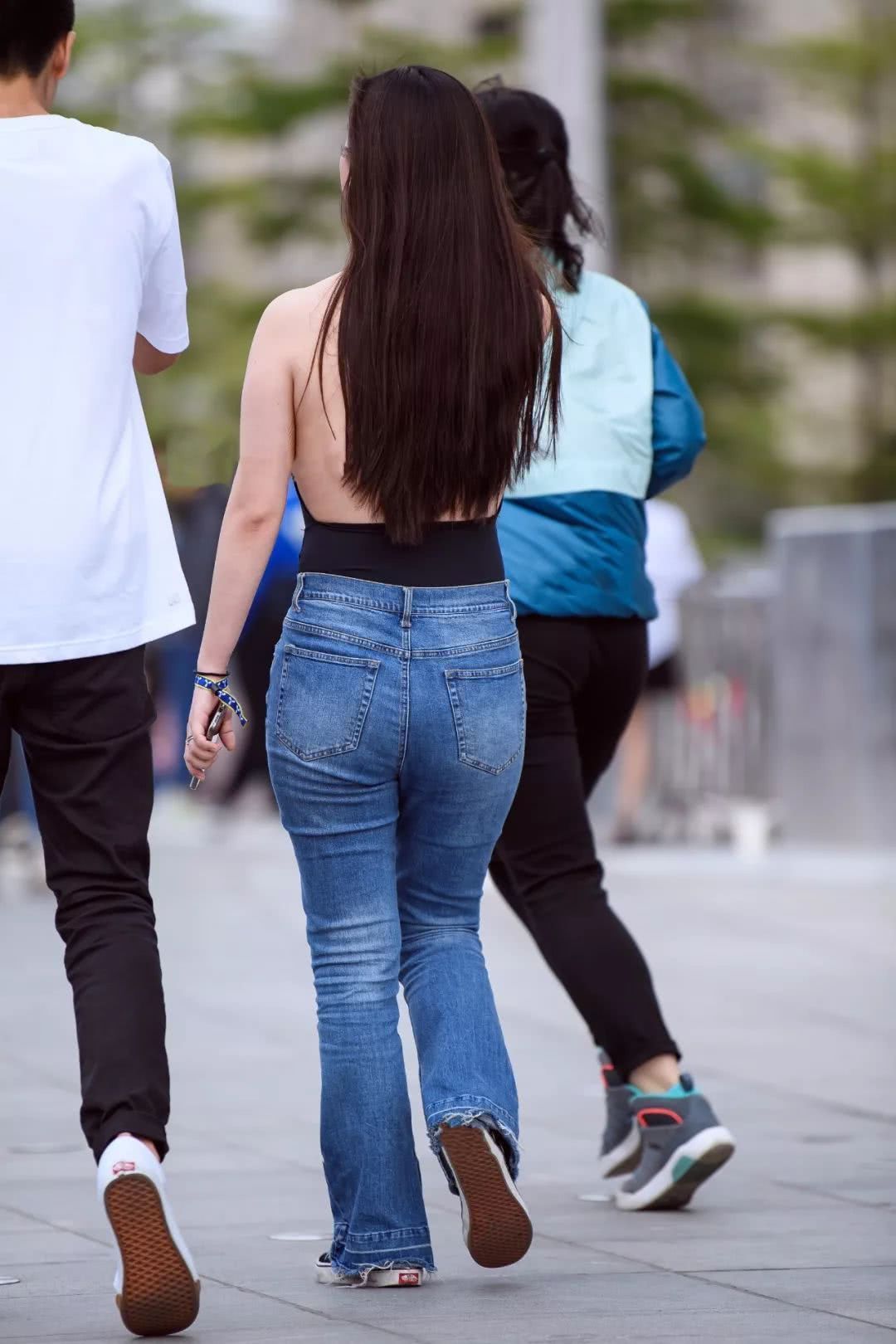 小姐姐黑色中开吊带搭配蓝色水洗牛仔裤，自信舞步风韵尚存