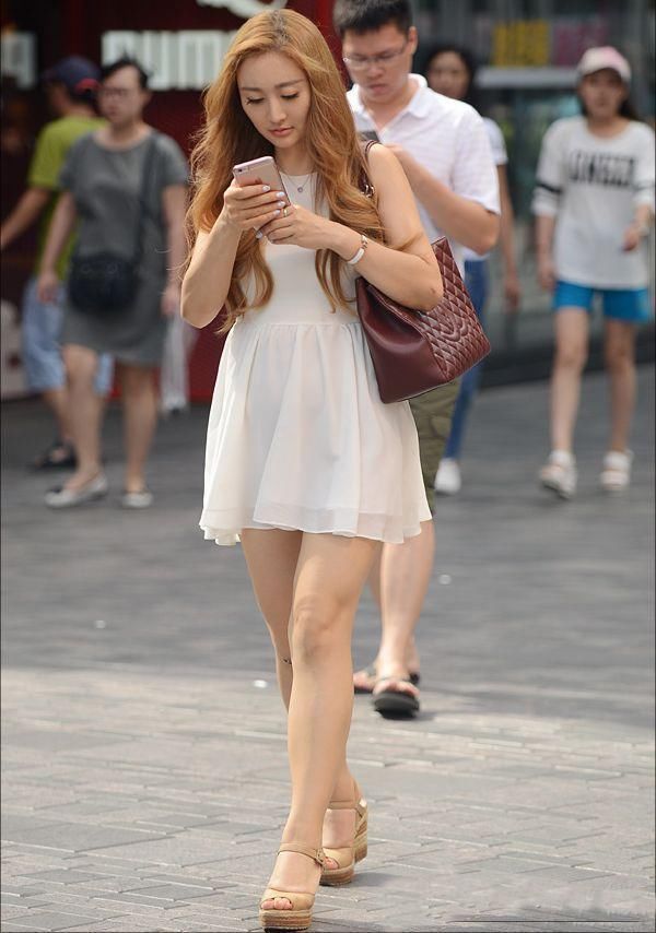 美美街拍:这位小姐姐胆真是大，不能遮住点吗?