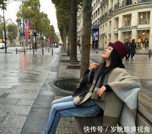 47岁杨钰莹晒巴黎街头照，打扮比小姑娘漂亮，脚上的靴子真心好看