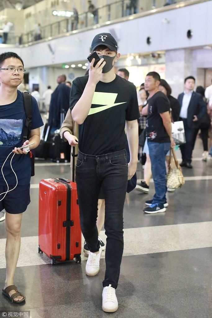 邓伦口罩帽子遮面难掩帅气 翘脚靠柱子煲电话粥