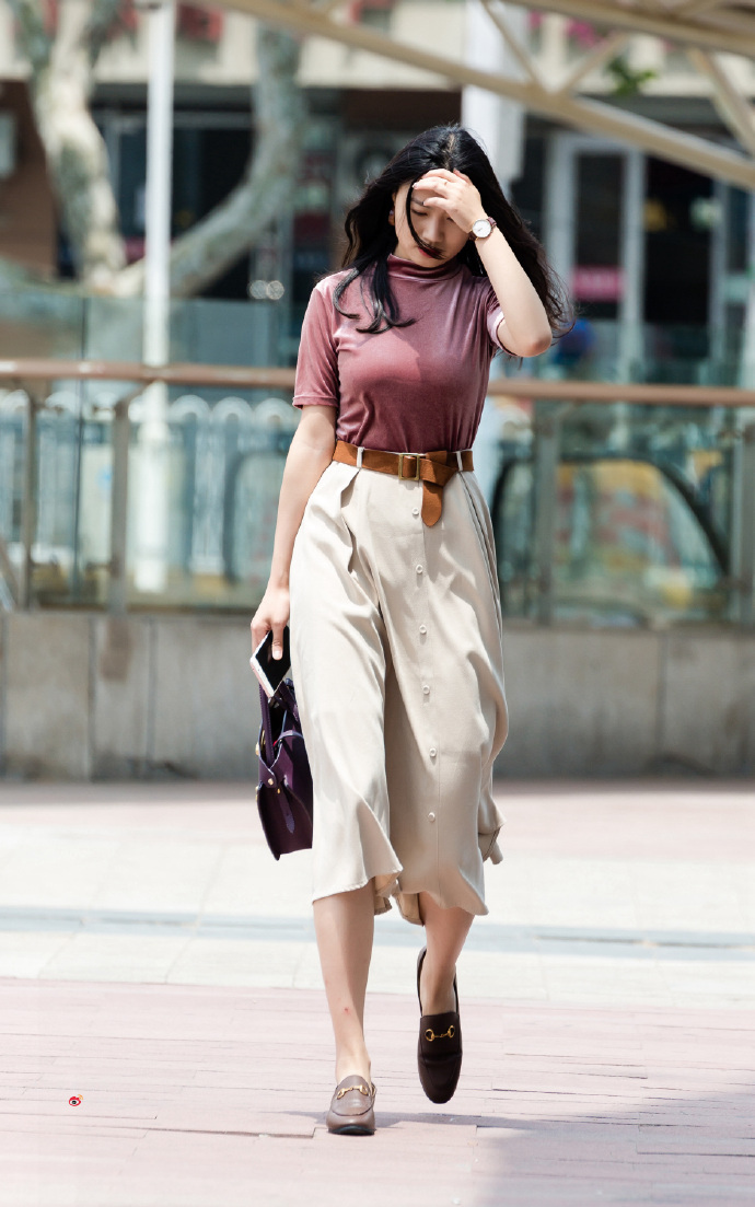 街拍：小姐姐阔腿裤出街拉风，好穿好看还很有味!