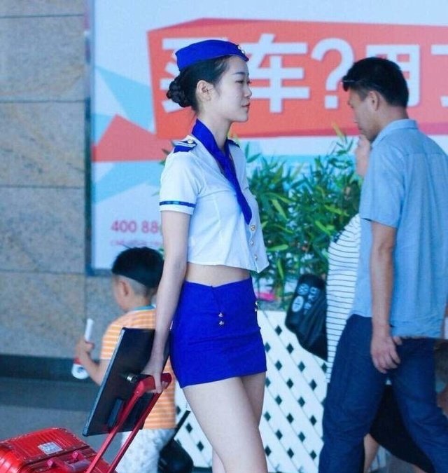 街拍空姐,模特般的身材穿上空姐服,全程的焦点都在你身上!