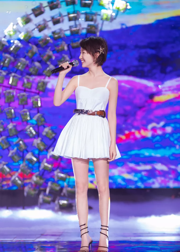 周冬雨太拼了，蕾丝短裙配拖鞋放飞自我，网友：高抬腿给谁看？