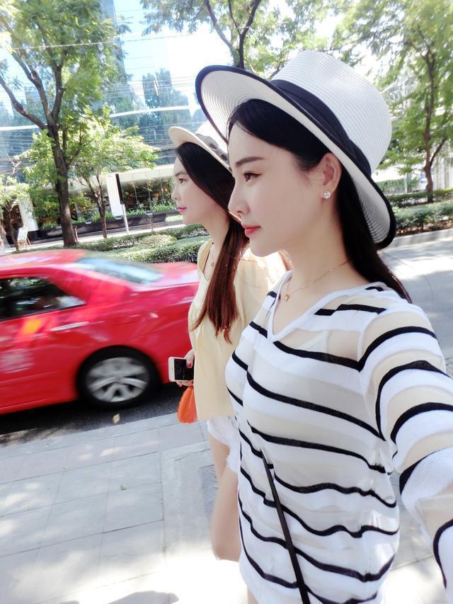 『哥们』搞笑GIF:大姐你别费力气了,这黑人哥们你是搓不白的