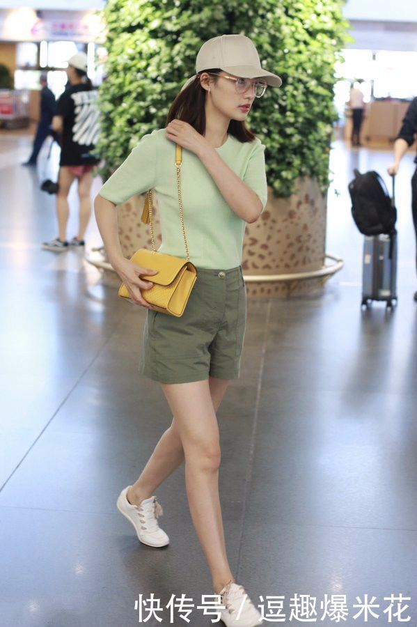 李沁素颜现身机场,网友:皮肤与大腿一个色,确实没有p图!