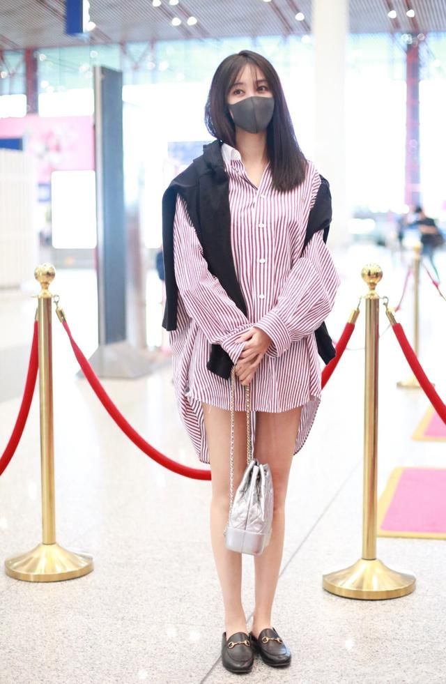 李菲儿真会玩，短裤卷了一层又一层，可搭配渔网袜又是几个意思？