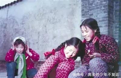 啥是过年一组80年代农村过年的老照片，泛黄的印记，满满的年味