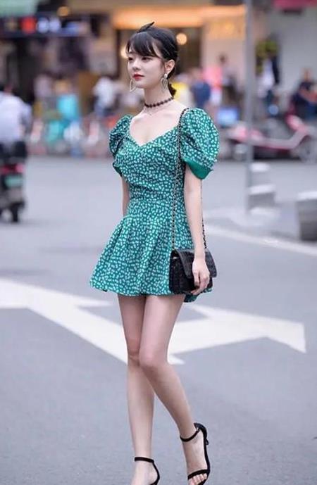 『气质』街拍:身材高挑的美女,一条绿色的连衣裙,时尚清新气质美