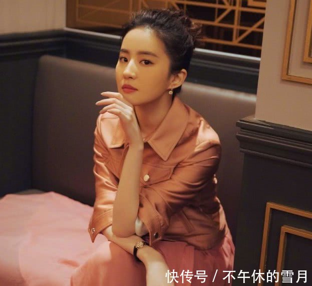 她长得美似仙女下凡，在拍戏中被占便宜，美似仙女下凡！