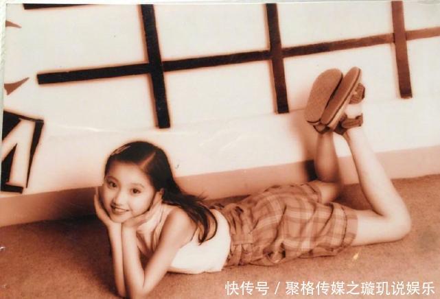 景甜的拍照姿势，图一美背迷人，图四混搭风，图六就差个风火轮了