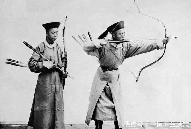 『功名』他是奕徒弟,封建王朝最后的武状元,考取功名后却离奇离世