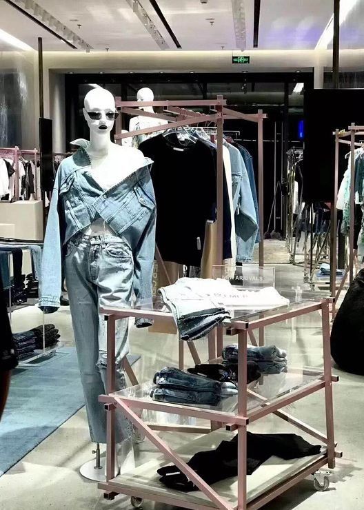 她在衰落之时被温州大佬收购,如今竟然位居女装品牌前列?牛逼!