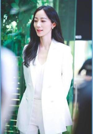 43岁的赵薇穿白西装太霸气，35岁的韩雪却不一样，网友：太仙气了