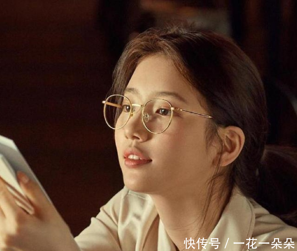 「清纯」脸上有这5大特征的女生,天生的“带妆脸”,素颜干净清纯有气质