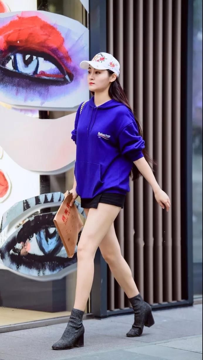 街拍：性感的黑色超短裙美女