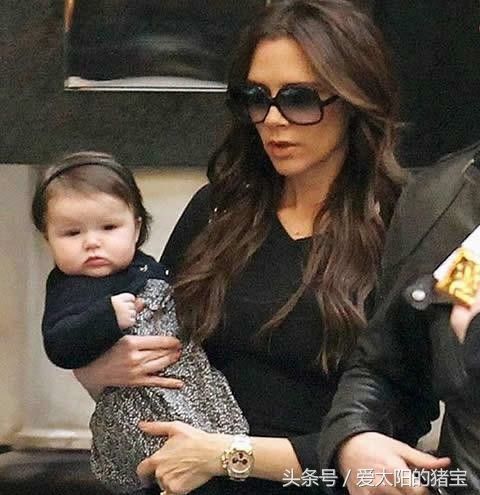 贝嫂实在太会搭配了:即使是黑色的衣服，也能将小七打扮成洋娃娃