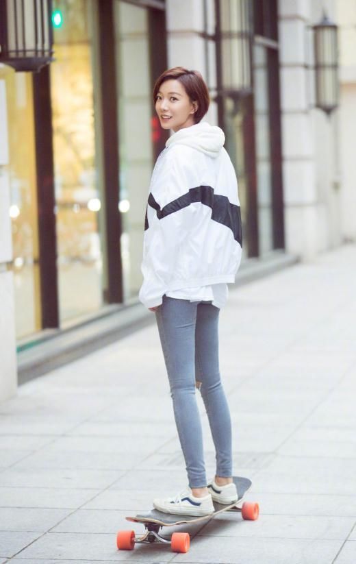 清新女神王珞丹，再现黑白经典套装，真是美到爆了!