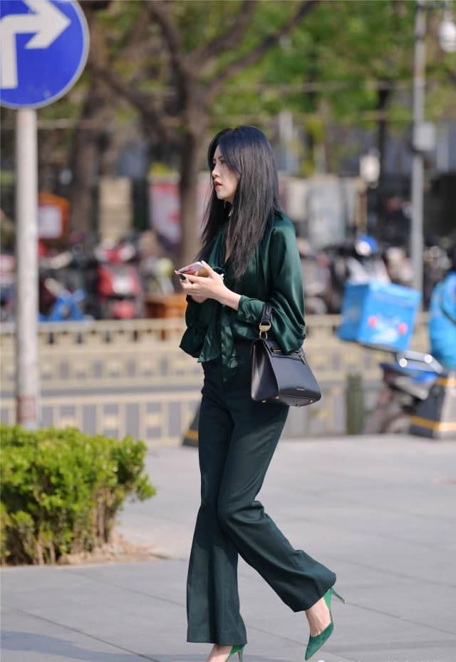  出自己：春天适合穿着高跟鞋逛街，时尚姑娘选择尖头细跟鞋，衬托气质