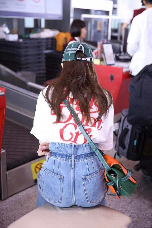 戚薇真猛！为显腿长裤子提到胸部以下，坐下时世界都安静了！