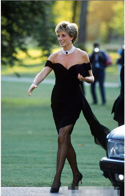黛安娜王妃最爱的这几套晚礼服，查尔斯王子却最讨厌，只因为裙子