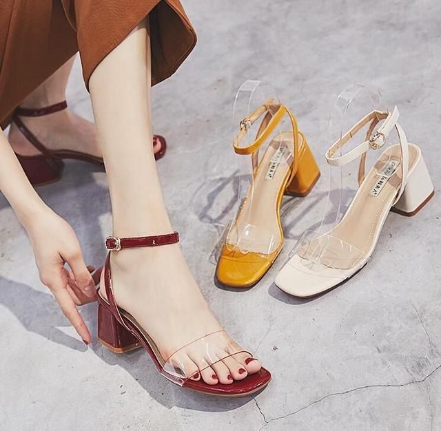 一字扣凉鞋，透明的性感脚丫