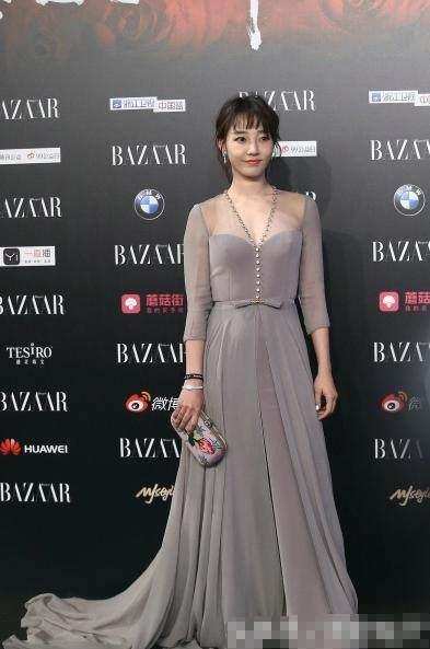 白百何现身活动, 抹胸长裙一片哗然, 网友: 还嫌流言不够多吗?