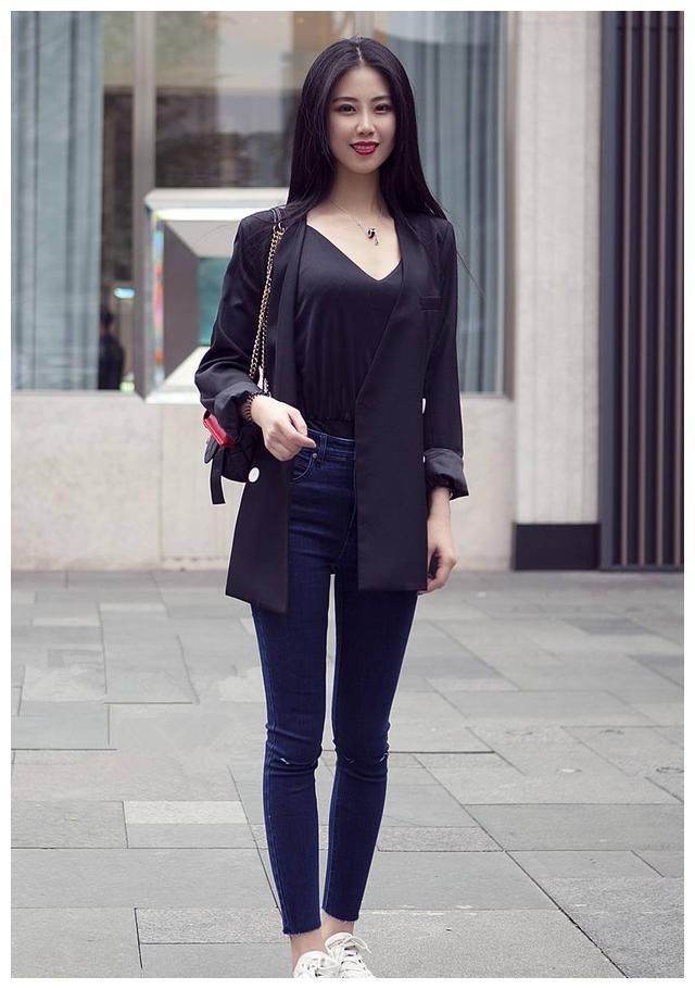 成都街拍：不是小编没见过女人，可图3这丰满的美女，第一次看见