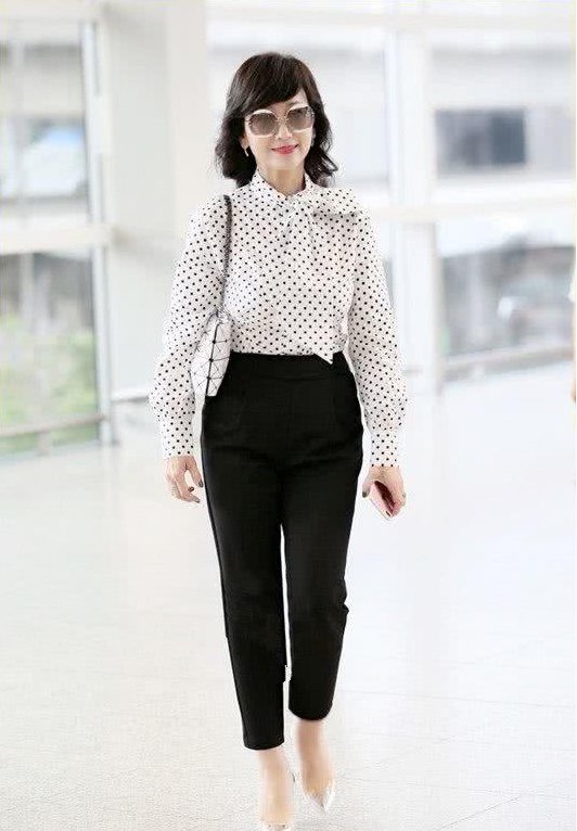 64岁赵雅芝47岁俞飞鸿同穿九分裤，网友:真假冻龄女神谁看都清楚