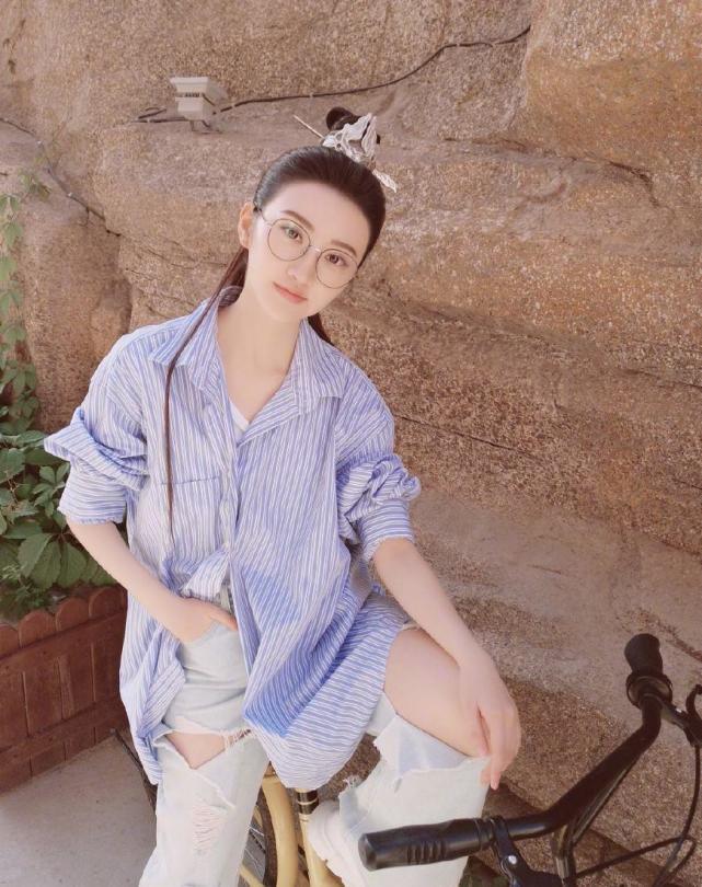 景甜的拍照姿势，图一美背迷人，图四混搭风，图六就差个风火轮了