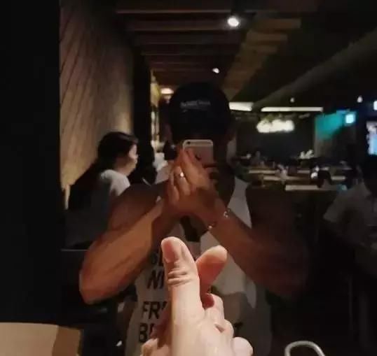 她婚姻失败不幸流产，42岁逆袭成马甲线女神，和小鲜肉谈恋爱！