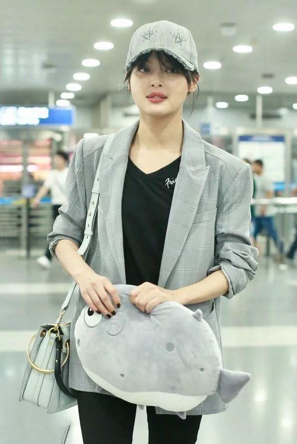 70后与80后撞衫灰色裙，网友:喜欢佘诗曼多一点!