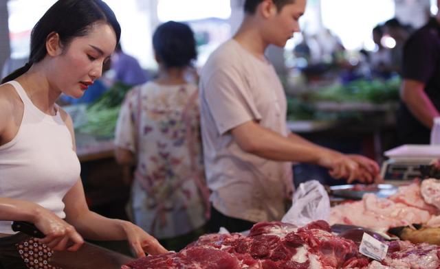 多地猪价出现上涨，进口猪肉成为香饽饽，养殖户该怎么办？